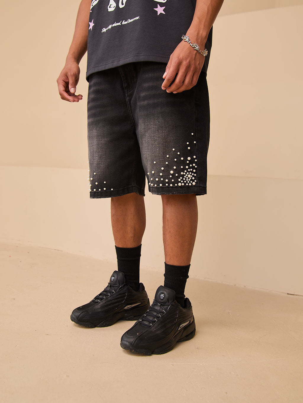 Shorts de mezclilla negros con perlas Akoya