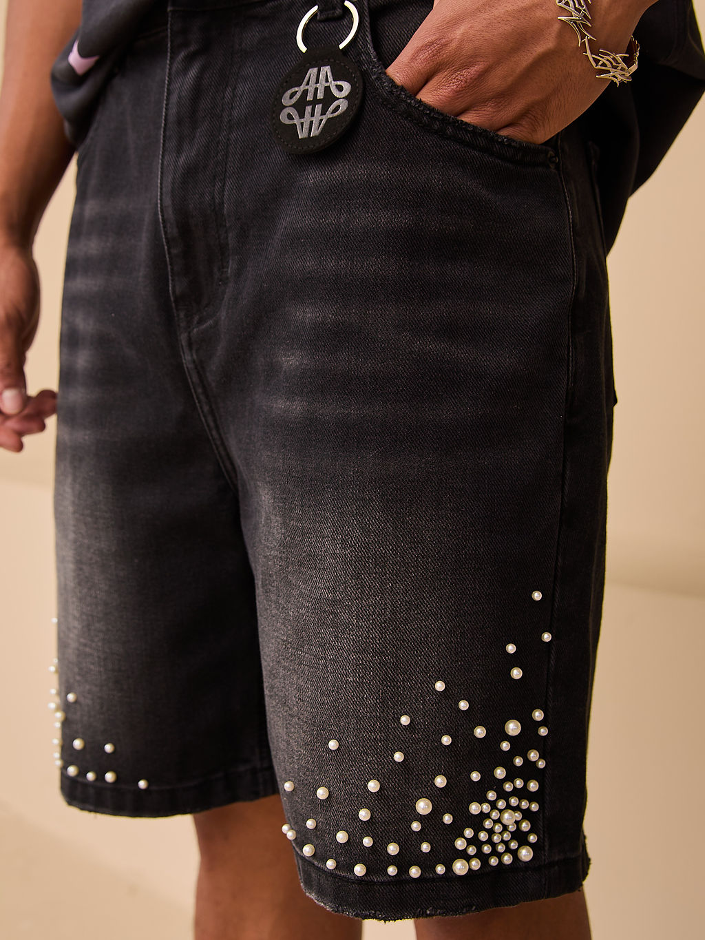 Shorts de mezclilla negros con perlas Akoya