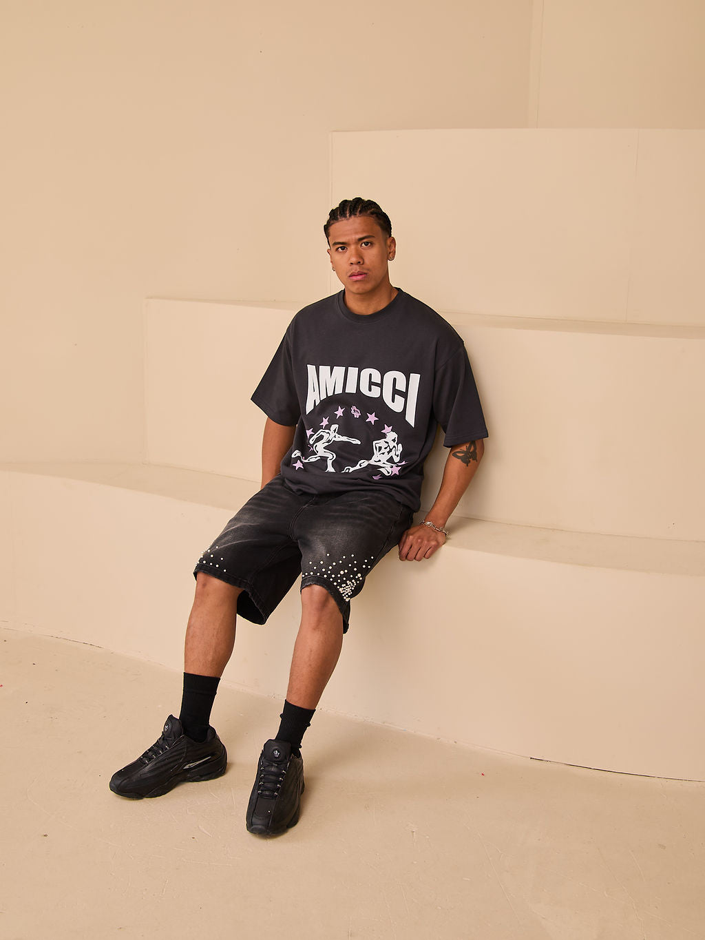 Shorts de mezclilla negros con perlas Akoya