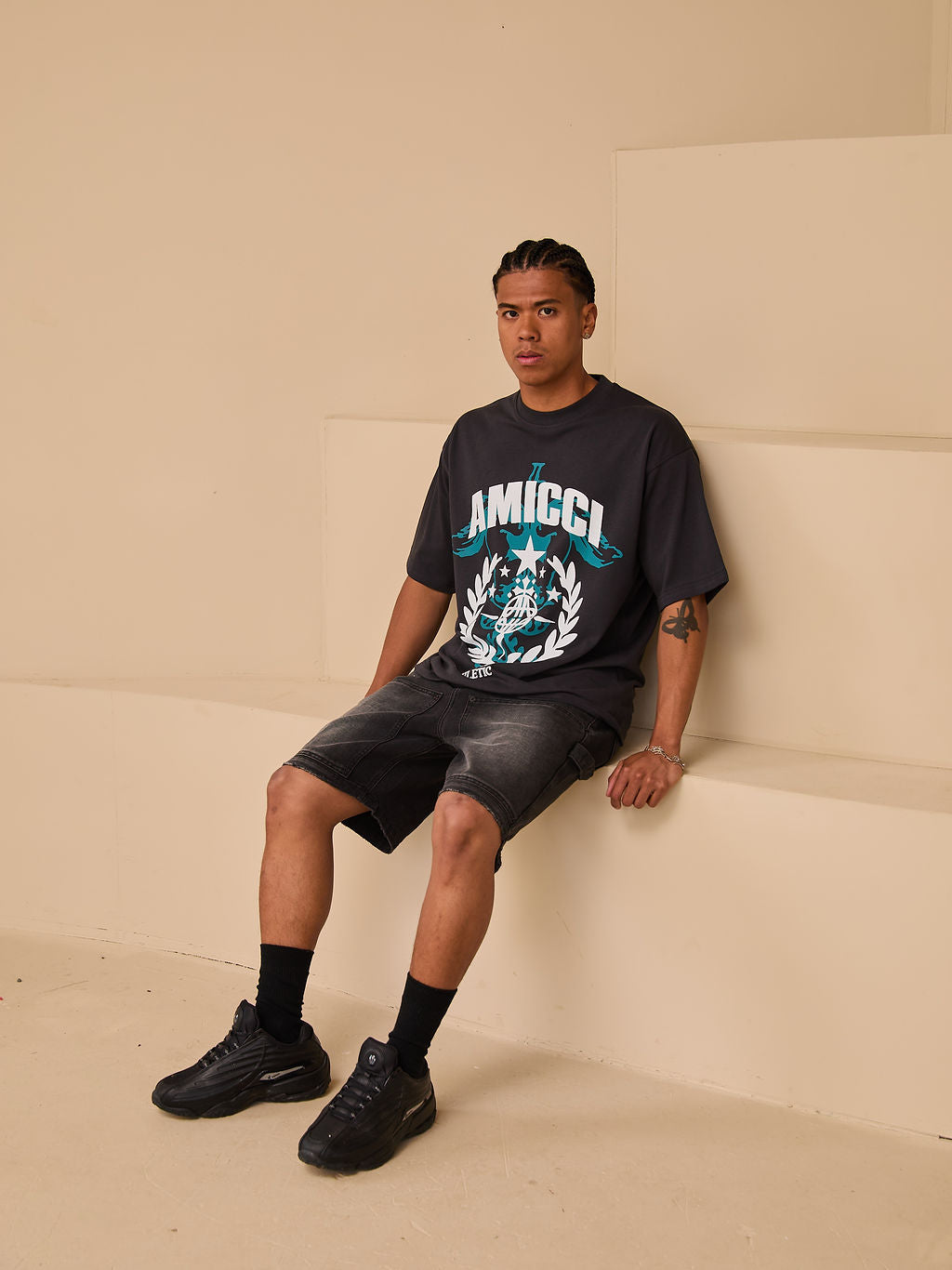 Parade Grafik T-Shirt Schwarz